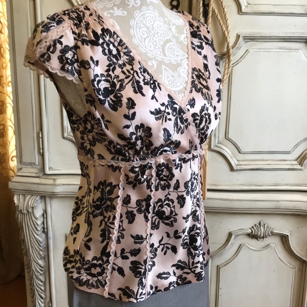 LUXURIOUS BANDOLINO SILK TOP WITH SLEEVES AND A SIDE ZIPPER LIKE NEW SZ 6 SMALL